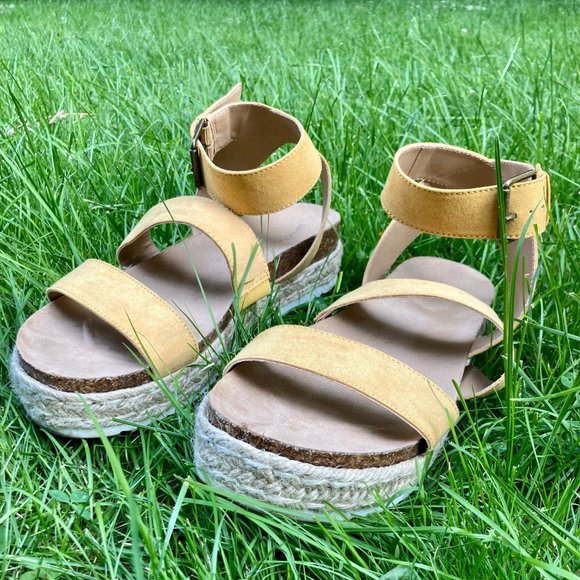 Yellow espadrilles sandals - Picture 8 of 8